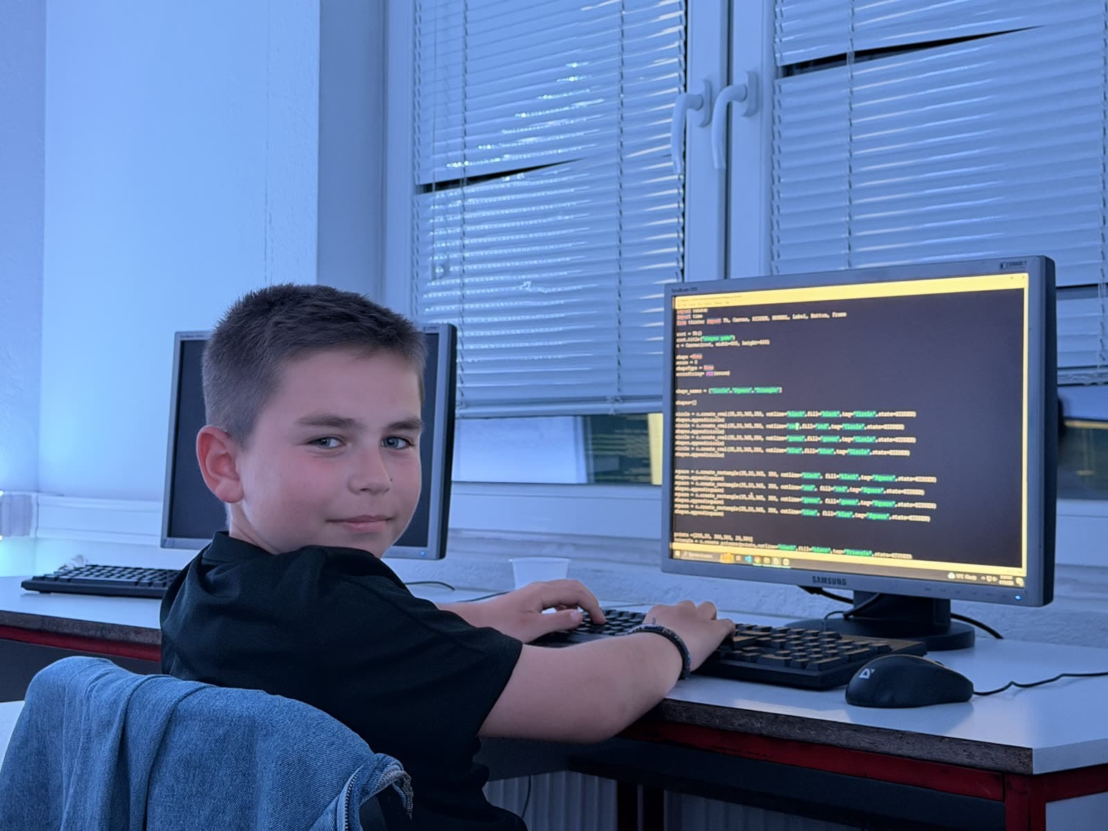 Foto: fëmijë 8–11 duke punuar me AI